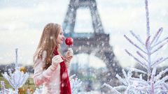 Paris, Mädchen mit kandiertem Apfel und im Hintergrund der Eifelturm