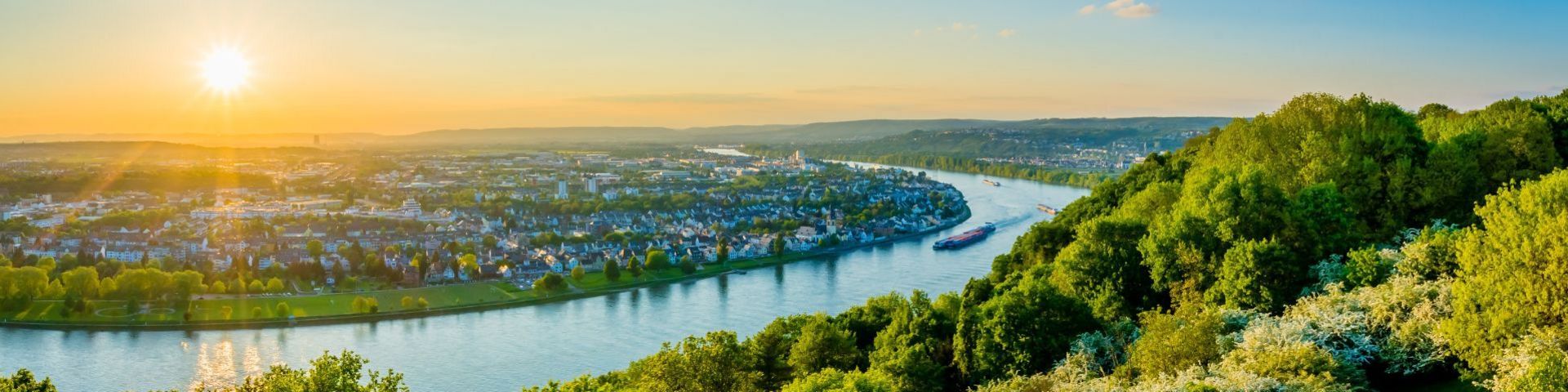 Sonnenuntergang über Koblenz bei einer Flussreise mit sz-Reisen