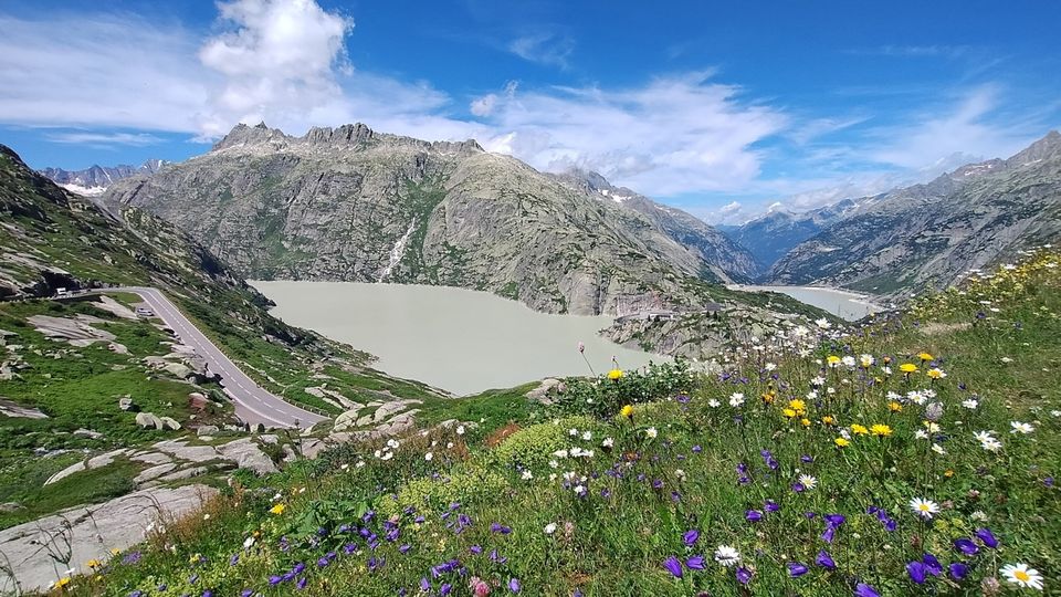 Schweizer Grimselpass mit Grimselsee