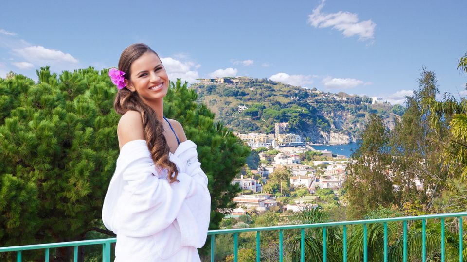 Frau an Aussichtspunkt bei Terme la Pergola auf Ischia in Italien