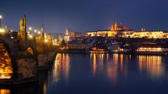 Praha Karlsbrücke bei Nacht