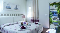 hell eingerichtetes Zimmer im Erdgeschoss im Hotel Palau auf Sardinien in Italien