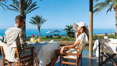 romantisches Abendessen am Meer im Hotel Athena Beach auf Zypern