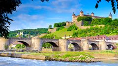 Würzburg1_Mainufer_mit_Festung_Marienberg_c_