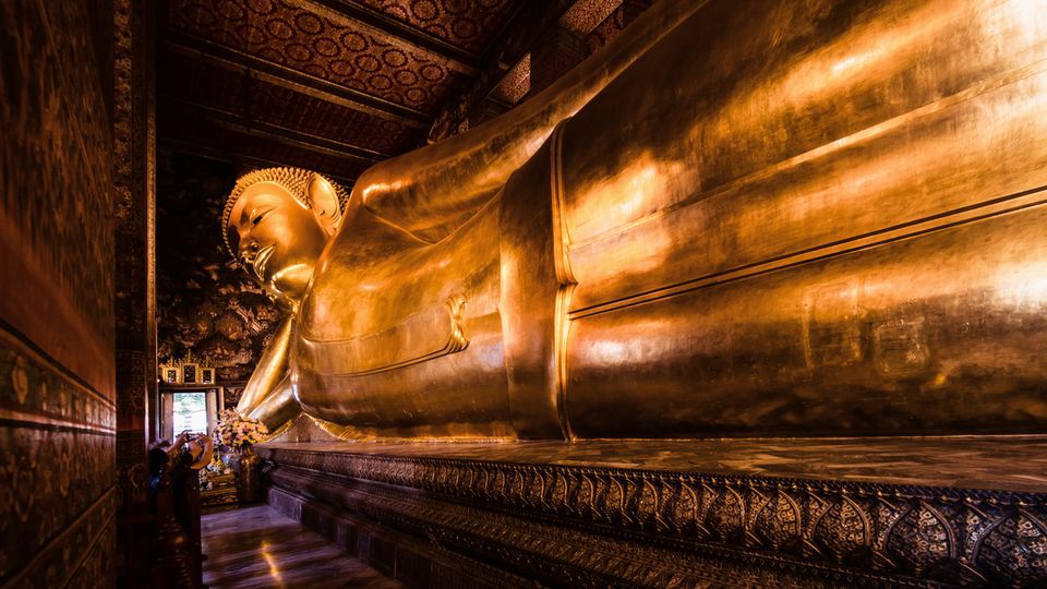 berühmte goldene liegende Buddha Statue im Tempel Wat Pho in Bangkok