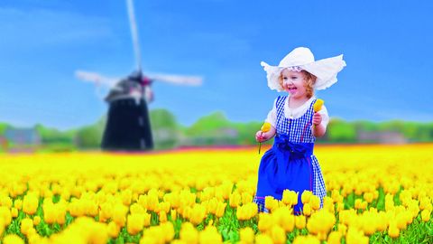 Lachendes Kind im Tulpenmeer