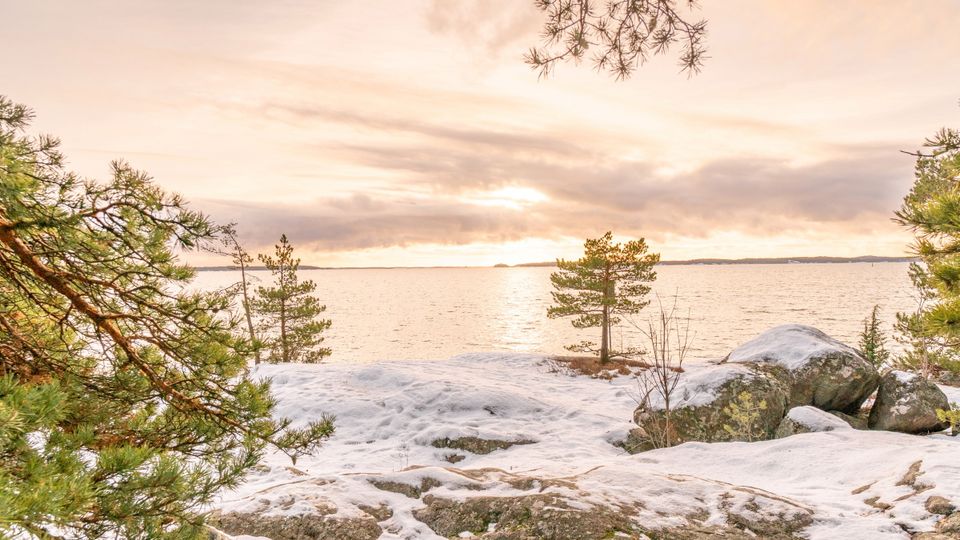 Sonnenaufgang über der Seenlandschaft bei Turku