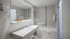 Badezimmerbeispiel im Hotel Mimosa Lido Palace