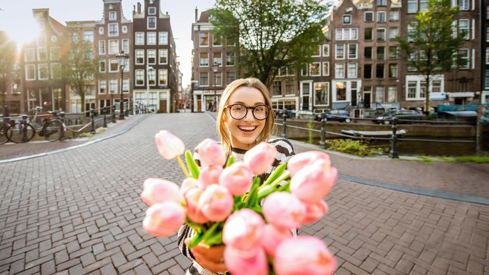 Junge Frau mit Tulpen in Amsterdam