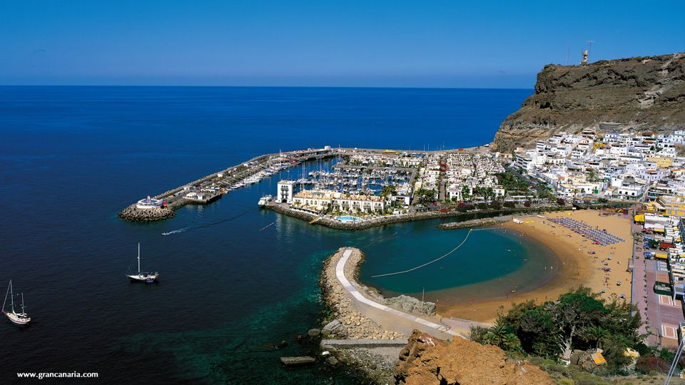 Vista playa y puerto de Mogan